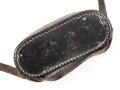 Regenschutzdeckel mit Trageriemen für ein Dienstglas der Wehrmacht. Leder weich