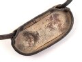 Regenschutzdeckel mit Trageriemen für ein Dienstglas der Wehrmacht. Leder weich