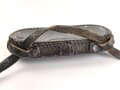 Regenschutzdeckel mit Trageriemen für ein Dienstglas der Wehrmacht. Leder weich