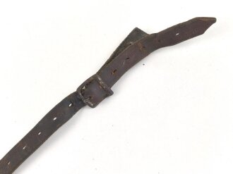 Kinnriemen für einen Stahlhelm der Wehrmacht. Datiert 1940, defekt, Klebstoffreste