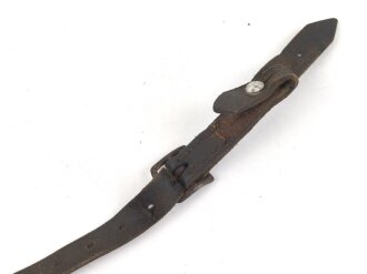 Kinnriemen für einen Stahlhelm der Wehrmacht. Datiert 1940, defekt, Klebstoffreste