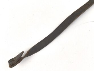 Kinnriemen für einen Stahlhelm der Wehrmacht. Datiert 1940, defekt, Klebstoffreste