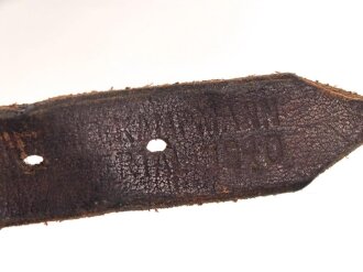 Kinnriemen für einen Stahlhelm der Wehrmacht. Datiert 1940, defekt, Klebstoffreste