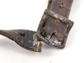 Kinnriemen für einen Stahlhelm der Wehrmacht. Datiert 1940, defekt, Klebstoffreste