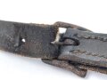 Kinnriemen für einen Stahlhelm der Wehrmacht. Datiert 1940, defekt, Klebstoffreste