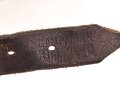 Kinnriemen für einen Stahlhelm der Wehrmacht. Datiert 1940, defekt, Klebstoffreste