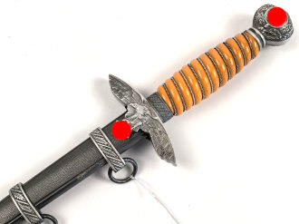 Dolch für Offiziere der Luftwaffe. Saubere Klinge von SMF Solingen, guter Gesamtzustand, die Hakenkreuz im Knauf vergoldet.