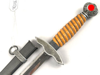 Dolch für Offiziere der Luftwaffe. Saubere Klinge von SMF Solingen, guter Gesamtzustand, die Hakenkreuz im Knauf vergoldet.