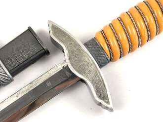 Dolch für Offiziere der Luftwaffe. Saubere Klinge von SMF Solingen, guter Gesamtzustand, die Hakenkreuz im Knauf vergoldet.
