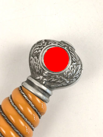 Dolch für Offiziere der Luftwaffe. Saubere Klinge von SMF Solingen, guter Gesamtzustand, die Hakenkreuz im Knauf vergoldet.