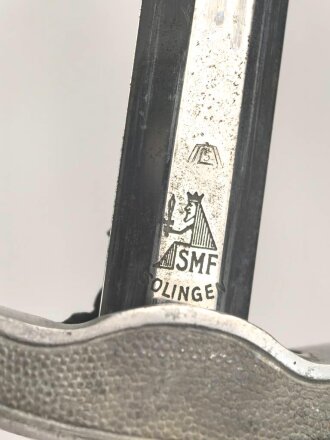 Dolch für Offiziere der Luftwaffe. Saubere Klinge von SMF Solingen, guter Gesamtzustand, die Hakenkreuz im Knauf vergoldet.