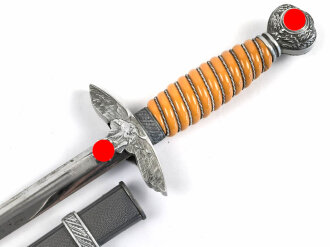 Dolch für Offiziere der Luftwaffe. Saubere Klinge von SMF Solingen, guter Gesamtzustand, die Hakenkreuz im Knauf vergoldet.