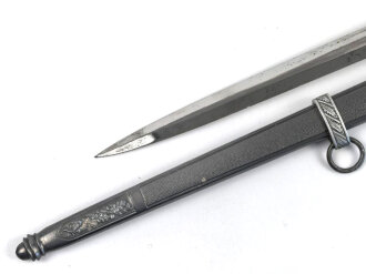 Dolch für Offiziere der Luftwaffe. Saubere Klinge von SMF Solingen, guter Gesamtzustand, die Hakenkreuz im Knauf vergoldet.