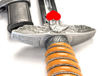 Dolch für Offiziere der Luftwaffe. Saubere Klinge von SMF Solingen, guter Gesamtzustand, die Hakenkreuz im Knauf vergoldet.