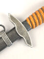 Dolch für Offiziere der Luftwaffe. Saubere Klinge von SMF Solingen, guter Gesamtzustand, die Hakenkreuz im Knauf vergoldet.