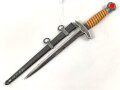 Dolch für Offiziere der Luftwaffe. Saubere Klinge von SMF Solingen, guter Gesamtzustand, die Hakenkreuz im Knauf vergoldet.