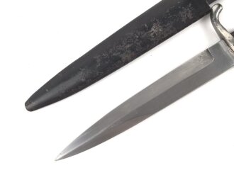 1. Weltkrieg Grabendolch für Offiziere. Scheide originallack, getragenes Stück in gutem Gesamtzustand, Hersteller Eickhorn Solingen
