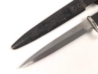 1. Weltkrieg Grabendolch für Offiziere. Scheide originallack, getragenes Stück in gutem Gesamtzustand, Hersteller Eickhorn Solingen
