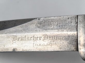 1.Weltkrieg Grabendolch mit zugehöriger Scheide, Eigentumstück, die Klinge markiert " 42er" sowie " Deutscher Brummer"  . Ungereinigtes Stück, die Scheide zum Teil wohl neuzeitlich überarbeitet