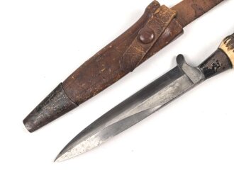 1.Weltkrieg Grabendolch mit zugehöriger Scheide, Eigentumstück, die Klinge markiert " 42er" sowie " Deutscher Brummer"  . Ungereinigtes Stück, die Scheide zum Teil wohl neuzeitlich überarbeitet