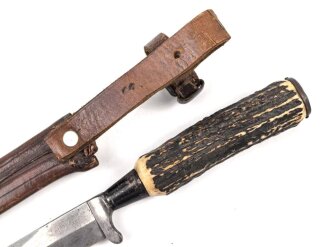 1.Weltkrieg Grabendolch mit zugehöriger Scheide, Eigentumstück, die Klinge markiert " 42er" sowie " Deutscher Brummer"  . Ungereinigtes Stück, die Scheide zum Teil wohl neuzeitlich überarbeitet