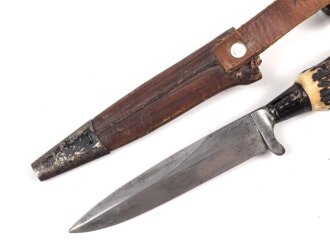 1.Weltkrieg Grabendolch mit zugehöriger Scheide, Eigentumstück, die Klinge markiert " 42er" sowie " Deutscher Brummer"  . Ungereinigtes Stück, die Scheide zum Teil wohl neuzeitlich überarbeitet
