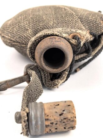 1.Weltkrieg, Feldflasche mit Bezug aus Ersatzmaterial, dieser mit Hersteller " Emanuel Kahn Karlsruhe" Guter Zustand , ungetragenes Stück