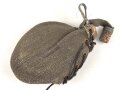 1.Weltkrieg, Feldflasche mit Bezug aus Ersatzmaterial, dieser mit Hersteller " Emanuel Kahn Karlsruhe" Guter Zustand , ungetragenes Stück