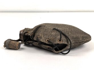 1.Weltkrieg, Feldflasche mit Bezug aus Ersatzmaterial, dieser mit Hersteller " Emanuel Kahn Karlsruhe" Guter Zustand , ungetragenes Stück