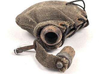 1.Weltkrieg, Feldflasche mit Bezug aus Ersatzmaterial, dieser mit Hersteller " Emanuel Kahn Karlsruhe" Guter Zustand , ungetragenes Stück