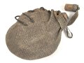 1.Weltkrieg, Feldflasche mit Bezug aus Ersatzmaterial, dieser mit Hersteller " Emanuel Kahn Karlsruhe" Guter Zustand , ungetragenes Stück
