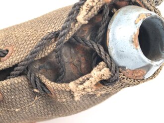 1.Weltkrieg, Feldflasche mit Bezug aus Ersatzmaterial, dieser mit Hersteller " Emanuel Kahn Karlsruhe" Guter Zustand , ungetragenes Stück