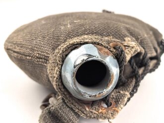 1.Weltkrieg, Feldflasche mit Bezug aus Ersatzmaterial, dieser mit Hersteller " Emanuel Kahn Karlsruhe" Guter Zustand , ungetragenes Stück