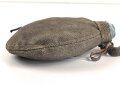 1.Weltkrieg, Feldflasche mit Bezug aus Ersatzmaterial, dieser mit Hersteller " Emanuel Kahn Karlsruhe" Guter Zustand , ungetragenes Stück