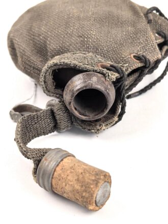 1.Weltkrieg, Feldflasche mit Bezug aus Ersatzmaterial, dieser mit Hersteller " Emanuel Kahn Karlsruhe" Guter Zustand , ungetragenes Stück