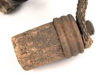 1.Weltkrieg, Feldflasche mit Bezug aus Ersatzmaterial, dieser mit Hersteller " Emanuel Kahn Karlsruhe" Guter Zustand , ungetragenes Stück