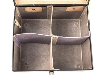 Kleine Luftschutz Hausapotheke in gutem Zustand, leer