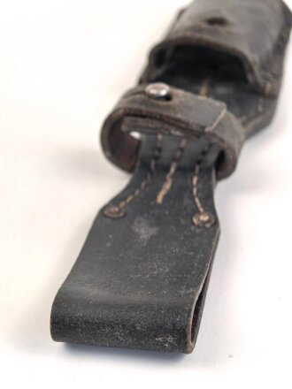 Wehrmacht, Koppelschuh zum Seitengewehr M84/98 für k98 . Weiches Leder, mit Reichsbetriebsnummer