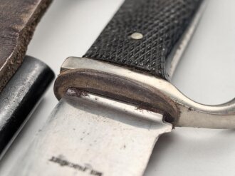 Fahrtenmesser für Angehörige der Hitlerjugend. Hersteller "Rob.Müller Solingen Merscheid" Griffemblem wackelt wie es sein soll, getragenes Stück mit schemenhaft lesbarer Klingeninschrift, ungereinigt