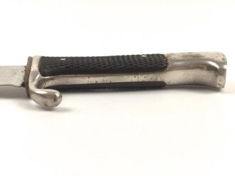 Fahrtenmesser für Angehörige der Hitlerjugend. Hersteller "Rob.Müller Solingen Merscheid" Griffemblem wackelt wie es sein soll, getragenes Stück mit schemenhaft lesbarer Klingeninschrift, ungereinigt