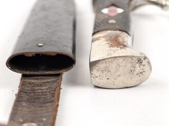 Fahrtenmesser für Angehörige der Hitlerjugend. Hersteller "Rob.Müller Solingen Merscheid" Griffemblem wackelt wie es sein soll, getragenes Stück mit schemenhaft lesbarer Klingeninschrift, ungereinigt