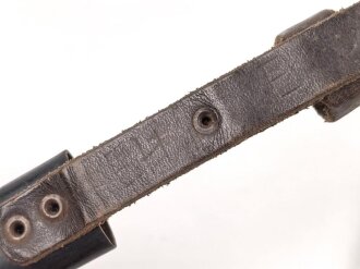 Fahrtenmesser für Angehörige der Hitlerjugend. Hersteller "Rob.Müller Solingen Merscheid" Griffemblem wackelt wie es sein soll, getragenes Stück mit schemenhaft lesbarer Klingeninschrift, ungereinigt