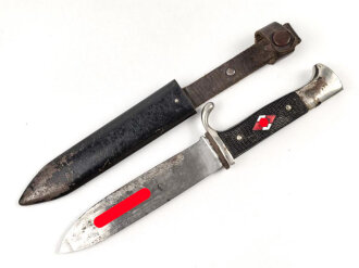 Fahrtenmesser für Angehörige der Hitlerjugend. Hersteller "Rob.Müller Solingen Merscheid" Griffemblem wackelt wie es sein soll, getragenes Stück mit schemenhaft lesbarer Klingeninschrift, ungereinigt