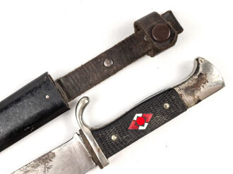 Fahrtenmesser für Angehörige der Hitlerjugend. Hersteller "Rob.Müller Solingen Merscheid" Griffemblem wackelt wie es sein soll, getragenes Stück mit schemenhaft lesbarer Klingeninschrift, ungereinigt