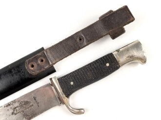 Fahrtenmesser für Angehörige der Hitlerjugend. Hersteller "Rob.Müller Solingen Merscheid" Griffemblem wackelt wie es sein soll, getragenes Stück mit schemenhaft lesbarer Klingeninschrift, ungereinigt
