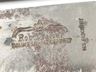 Fahrtenmesser für Angehörige der Hitlerjugend. Hersteller "Rob.Müller Solingen Merscheid" Griffemblem wackelt wie es sein soll, getragenes Stück mit schemenhaft lesbarer Klingeninschrift, ungereinigt
