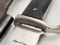 Fahrtenmesser für Angehörige der Hitlerjugend. Hersteller "Rob.Müller Solingen Merscheid" Griffemblem wackelt wie es sein soll, getragenes Stück mit schemenhaft lesbarer Klingeninschrift, ungereinigt