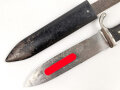 Fahrtenmesser für Angehörige der Hitlerjugend. Hersteller "Rob.Müller Solingen Merscheid" Griffemblem wackelt wie es sein soll, getragenes Stück mit schemenhaft lesbarer Klingeninschrift, ungereinigt