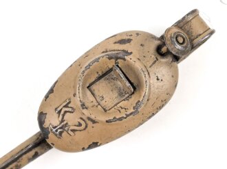 Ölkanne für Fahrzeug der Wehrmacht. Sandfarbener Originallack, Gesamtlänge etwa 30cm. Ungereinigt