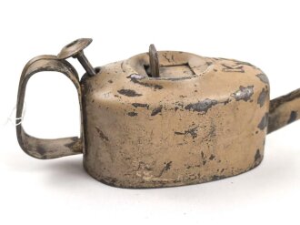 Ölkanne für Fahrzeug der Wehrmacht. Sandfarbener Originallack, Gesamtlänge etwa 30cm. Ungereinigt